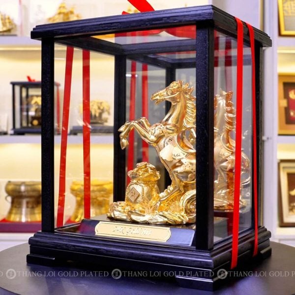 tượng ngựa mạ vàng