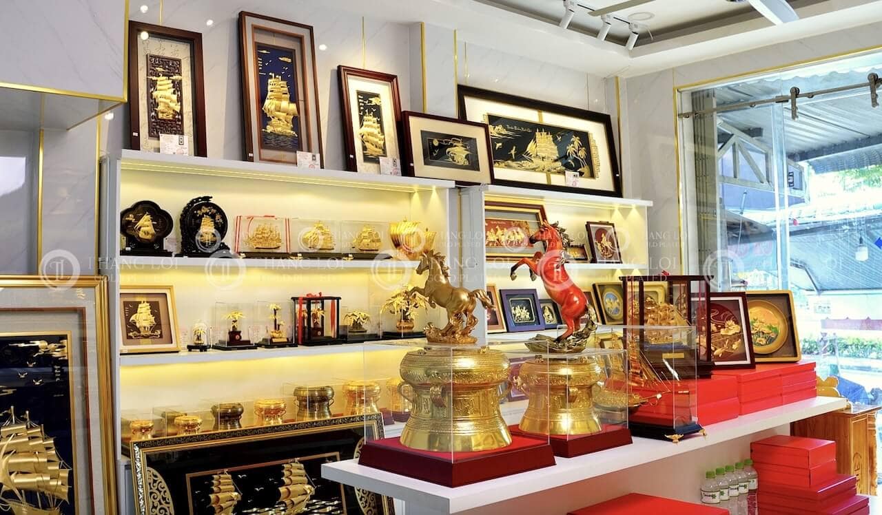 bên trong cửa hàng quà tặng mạ vàng thắng lợi